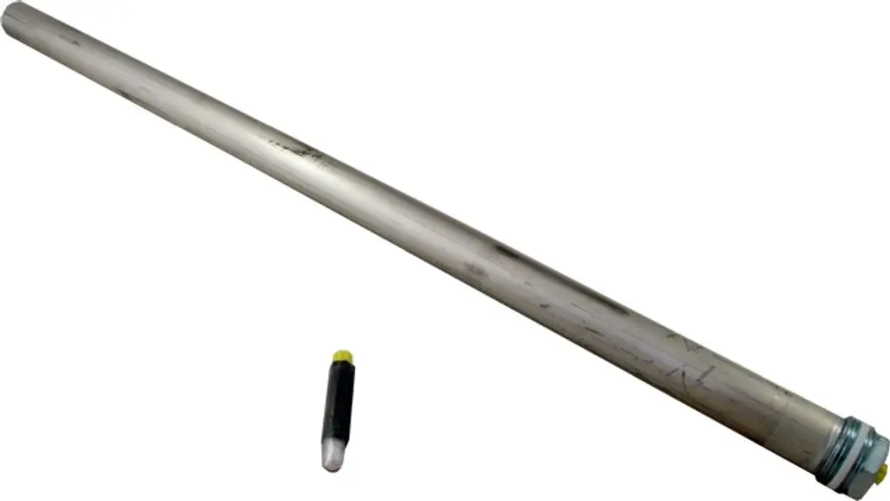 Lange, zylindrische Magnesiumschutzanode von Wolf, sichtbar mit Gewinde und einer kürzeren Anode im Vordergrund.